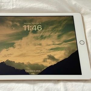 Apple iPad 5th Gen 32GB Wi-Fi, - Gold very good condition